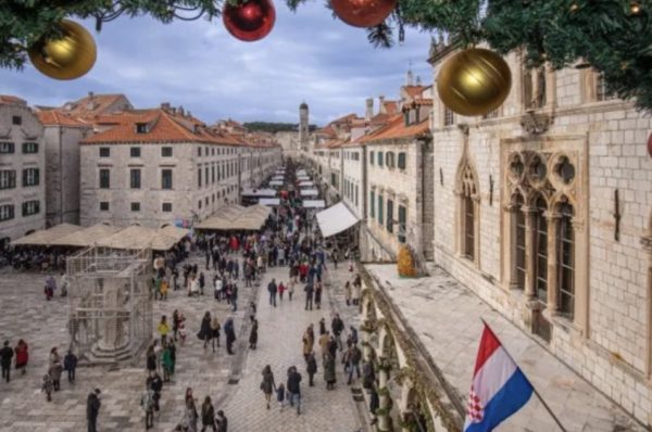 Osam stoljeća dubrovačkoga kolendavanja