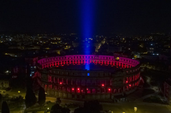 Kari Kola, umjetnik svjetla ukrasio amfiteatar u Puli zadivljujućim osvjetljenjem pod nazivom “Impact with Light”